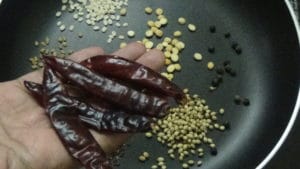 Puliyodharai -red chillies