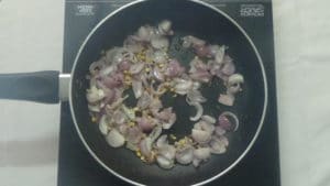 Pachaipayaru sundal -fry onions