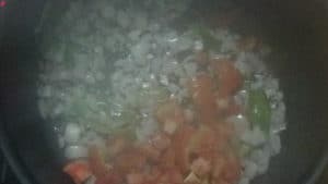 Surakkai thattaipayaru kuzhambu-tomato
