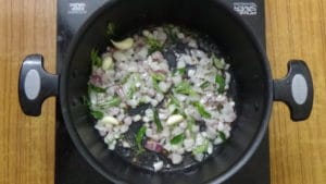 Ennai kathirikai -fry onions