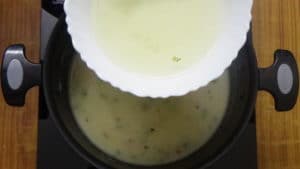 Cauliflower soup -broth