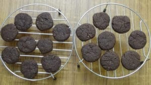 Chocolate cookies -cooling