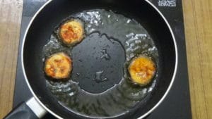 vazhakkai roast -coated pieces in hot oil