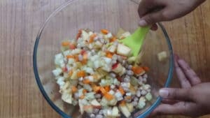 Peanut vegetable salad -serve