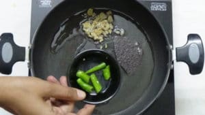 Thattapayaru kuzhambu -green chilli
