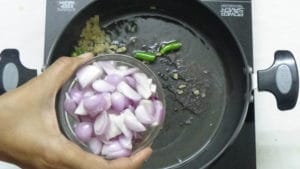 Thattapayaru kuzhambu -onion