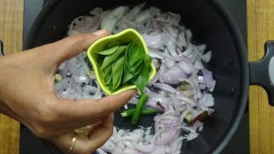 Chicken salna - curry leaves