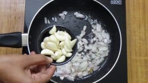 Poondu kuzhambu - garlic