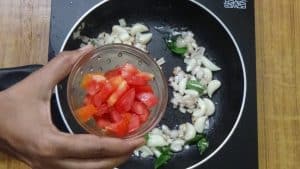Poondu kuzhambu - tomato
