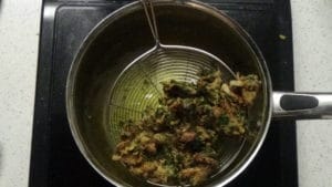 Spinach pakoda-remove from oil