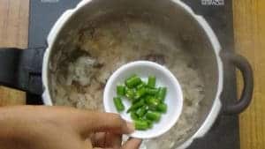 Pressure cooker chicken curry -green chillies