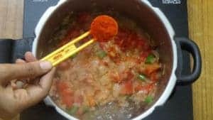 Pressure cooker chicken curry -chilli powder
