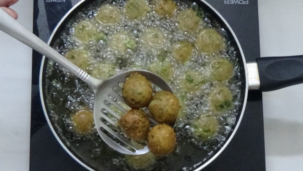 Vazhakkai Kola Urundai | Raw Banana Kofta Recipe - Sangskitchen