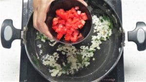 Paruppu urundai kuzhambu-tomato