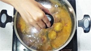 cover & cook-Paruppu urundai kuzhambu