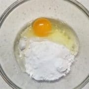 Golden fried prawns add egg to the batter