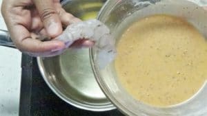 Golden fried prawns dip in batter & fry prawns