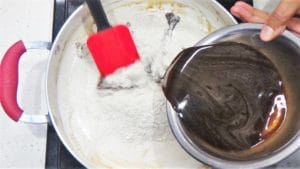 mix flour with syrup for Ulunthukali